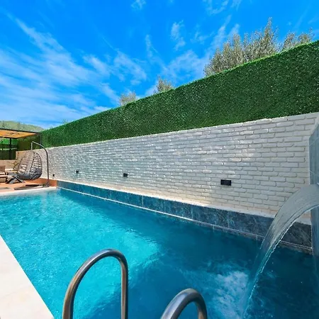 With Pool - Vilă