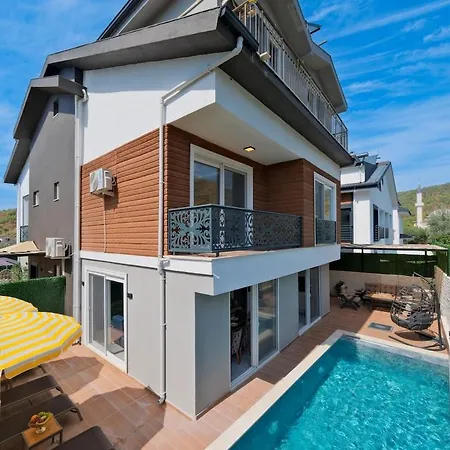 Villa With Pool - *